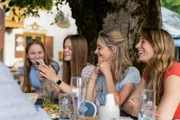Moderatorin Jasmina Neudecker zu Besuch bei Familie Breitenbach: Unterscheidet sich die Liebe zu leiblichen und nicht leiblichen Kindern? Von links: Lisi, Lilly, Sandra und Jasmina