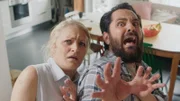 Mama (Maria Dundbom) und Papa (Bashkim Neziraj) wundern sich über das Meerschweinchen in ihrer Wohnung.