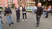Investigativreporter Felix Hutt (r.) mit Polizisten der Polizei Oberhausen kurz vor einer großen Razzia gegen mutmaßliche SMS-Betrüger.