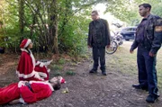 ARD WATZMANN ERMITTELT, II. Staffel der Krimiserie im Vorabend mit 16 neuen Folgen, Folge 18 "Weihnchtsmänner im Sommer" am Mittwoch um 18.50 Uhr im Ersten. Ein Weihnachtsmann wird erstochen aufgefunden. Handelt es sich um einen der Räuber? V.l.n.r. Leiche (Arthur Mischke), Sonja Bitterling (Genoveva Mayer), Benedikt Beissl (Andreas Giebel) und Max Ruffer (Nepo Fritz)