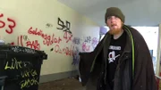 Jan lebt auf der Straße und ist den dort lauernden Gefahren täglich ausgeliefert. Er ist drogenabhängig und spritzt sich Heroin und Kokain