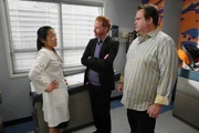 "Modern Family", "Mit Poncho & Panflöte." Claire freut sich auf den ersten Schultag. Endlich hat sie das Haus wieder für sich! Doch Phil macht ihr einen Strich durch die Rechnung und überlegt, zu Hause zu bleiben.