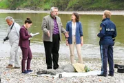 Pathologin Atay (Sevda Polat, 2.v.l.) erklärt den Kommissaren Stadler (Dieter Fischer, M.) und Andresen (Sophie Melbinger, 2.v.r.) sowie Polizeihauptmeister Mohr (Max Müller, r.), dass der Tote nicht ertrunken, sondern ermordet worden ist.