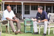 Während Grover (Chi McBride, l.) und Steve (Alex O'Loughlin, r.) ernste Gesprächen führen, muss das Team einen dreifachen Mord aufklären ...