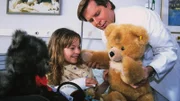 Dr. Stefan Frank (Sigmar Solbach) verwöhnt seine Tochter Iris (Jana Kilka) nach ihrer dramatischen Rettungsaktion mit Geschenken.