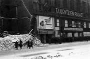 Berlin 1945: Hakenkreuz-Fahnen versinken im Trümmermeer, um neuen Gedanken und Fahnen über den geduckten Köpfen Platz zu machen, während sich am Horizont die Teilung der Stadt abzeichnet. "Berlin 1945" erzählt mit Archivmaterial aus den Blickwinkeln der Zeitgenossen, ohne sich über sie zu erheben, ein vielstimmiges, kollektives Tagebuch: Geschichte wird gegenwärtig. - Menschenschlange vor dem Tauentzienpalast für den Film "Immensee" Berlin 1945: Hakenkreuz-Fahnen versinken im Trümmermeer, um neuen Gedanken und Fahnen über den geduckten Köpfen Platz zu machen, während sich am Horizont die Teilung der Stadt abzeichnet. "Berlin 1945" erzählt mit Archivmaterial aus den Blickwinkeln der Zeitgenossen, ohne sich über sie zu erheben, ein vielstimmiges, kollektives Tagebuch: Geschichte wird gegenwärtig. - Menschenschlange vor dem Tauentzienpalast für den Film "Immensee"