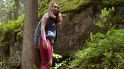 Aus dem Wald ertönt ein unheimliches Heulen. Mia (Margot Nuccetelli) und Sara wollen dem auf den Grund gehen.