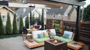 Matthew Blashaws neues Garten-Projekt befindet sich in Kansas City, Missouri, wo eine morsche Terrasse in einem kleinen und sonnigen Garten in einen malerischen Außenbereich verwandelt werden soll. Er und sein Team bauen eine Pergola mit Markise, einem Outdoor-Sofa und einer modernen Feuerstelle. Die Pflanzen verleihen dem Garten einen mediterranen Look.