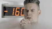 Viele Menschen versuchen, ihr Leben zu optimieren. Doch führt unsere Suche nach einem perfekten Leben nicht nur zu noch mehr Stress? Sven Oswald hat sich mit so genannten Selbstoptimierern getroffen, seinen Schlaf vermessen und sein Blut analysieren lassen. - Moderator Sven Oswald im Selbstversuch bei einer Kryotherapie.