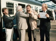Thanner (Eberhard Feik, r.) und Schimanski (Götz George, 3.v.l.) nehmen die Kollegen Grawe ( Andreas Schmidt-Schaller, l.) und Fuchs (Peter Borgelt, 2.v.l.) aus Berlin-Ost (Polizeiruf 110) am Duisburger Bahnhof in Empfang. Ein Mord in Verbindung mit illegalem Kunsthandel führt - kürz nach Öffnung der Mauer - zu ersten Ost-West-Kontakten auf kriminalistischem Gebiet.