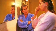 Uschi (Barbara Freier, li.) tröstet Lollo (Isabella Schmid), die von Daniels Affäre mit einer anderen Frau zutiefst getroffen ist.