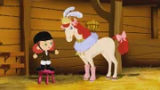 Tanja schmückt ein Pferd, das eine Balanciernummer auf einem Hochseil vorführen will.