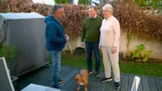 Hundecoach Andreas Ohligschläger (l) im Gespräch mit Erika und Dietmar zu ihrer Bulldogge Bella.