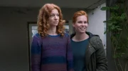 l-r:  Jule (Marleen Lohse) und Lona (Henny Reents)