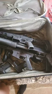 Bei einer HSI-Operation in Las Cruces, N.M., wurden in einem Koffer in einem Versteck mehrere Schusswaffen entdeckt.