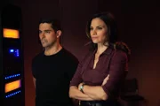Nick Torres (Wilmer Valderrama, l.); Jessica Knight (Katrina Law, r.)