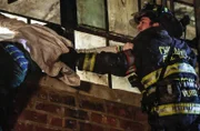 Riskiert sein Leben im Einsatz: Kelly (Taylor Kinney, r.) an der Feuerfront ...