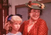 Mrs. Oleson hat ihre Depression überwunden. Strahlend präsentiert sie ihre neue Adoptivtochter Nancy, die Nellie bis aufs Haar gleicht.