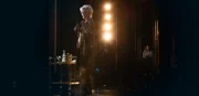 Ava (Hannah Einbinder, im Hintergrund) hat neue Witze für Deborahs Show geschrieben und fiebert dem Moment entgegen, in dem die gefeierte Comedian (Jean Smart) ihre Pointen vor Publikum präsentiert.