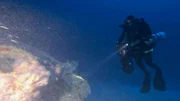 Ein Taucher erkundet das Meer