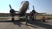 Michael Manousakis (l.) neben der DC-3.