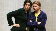Susanne (Cheryl Shepard, li.) und Vivi (Annette Frier) beobachten leicht verbittert, wie sich Walter von Mona einwickeln läßt.