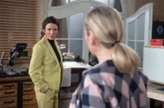Tatjana (Judith Sehrbrock, l.) fordert von Mona (Jana Hora-Goosmann, r.), private Vorbehalte zugunsten der Arbeit hintenanzustellen.