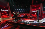 Moderator Jörg Pilawa (r.) mit den Kandidat:innen des Teams "Drehbuch": Dem Schauspieler Christoph M. Ohrt (l.) und der Schauspielerin Rebecca Immanuel (2.v.l.).