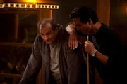 Nach anfänglicher Ablehnung versteht sich Jay (Ed O'Neill, l.) mit Mannys leiblichem Vater Javier (Benjamin Bratt) immer besser.