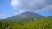 Die Insel Kyushu liegt auf einem aktiven Erdbebengürtel – bedeckt von vulkanischen Gebirgszügen und heißen Quellen.