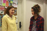 Sue (Eden Sher, l.); Holly (Lyndon Smith, r.)