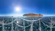 Der Baikalsee ist von November bis Mai zugefroren. Sein zwei Meter dickes Eis ist glasklar und von Methangas-Blasen durchsetzt.