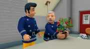 Hauptfeuerwehrmann Steeles ganzer Stolz - seine Tomatenpflanze für den Gemüsewettbewerb