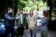Tariq Omari (Atheer Adel, l.), Förster Wieland Kapteina (Stefan Szasz, 2.v.l.) und Pia Sander (Felicitas Woll, 2.v.r.) befragen Pauline Reichenbach (Muriel Wimmer, r.) nach einem Brand auf einem Campingplatz.