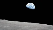 Ein Jahr vor der Mondlandung entstand eines der berühmtesten Bild der Geschichte, welches später zum Symbol für den Umweltschutz werden wird. Ein NASA-Astronaut fotografierte während des Apollo-8 Raumflugs die aufgehende Erde.