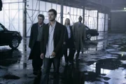 Als ein ungewöhnlicher Zylinder in New York City einschlägt, schickt Broyles (Lance Reddick, r.) sein Team (v.l.n.r. John Noble, Joshua Jackson, Anna Torv) in die Großstadt, um der Sache auf den Grund zu gehen ...