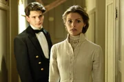 Julio Olmedo (Yon González, l.); Alicia Alarcón (Amaia Salamanca, r.)