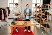 Checker Tobi und Schuhexperte Steven präsentieren Schnabelschuhe aus dem Mittelalter und die nachgebauten Schuhe von Ötzi.