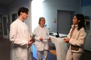 Leyla (Suri Abbassi, r.) ist überrumpelt, als Johannes (Maximilian Schneider) ihr seine Unterstützung anbietet.