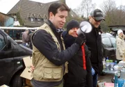 Trödelprofi Antoine erweist sich auf dem Flohmarkt als hervorragender Tipp-Geber für Birte
