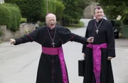 Bischof Michael Parsons (Michael Byrne, l.) und Canon Gibson (Richard Braine, r.) sind zu Besuch in dem kleinen Örtchen Carsely. Die Bewohner bereiten sich schon lange auf die Gäste vor, doch der Tod von Amanda wirft einen Schatten auf das lang erwartete Ereignis.