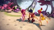 Die Elfen Mia (l.), Mo (M.) und Yuko (r.) finden rätselhafte Fußspuren und sind besorgt: Welches Monster hat sich nach Centopia verirrt?