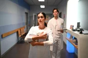 Leyla (Suri Abbassi) erteilt Johannes' (Maximilian Schneider) Hilfsangebot eine klare Absage.
