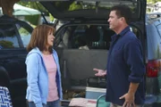 Frankie (Patricia Heaton, l.); Bill (Pat Finn, r.)