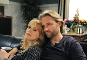 ARD STURM DER LIEBE FOLGE 1239, am Donnerstag um 15:10 Uhr im ERSTEN. Rosalie (Natalie Alison, l.) verschweigt Michael (Erich Altenkopf, r.) ihre Trennungsabsichten und bemüht sich, ihm eine gute Frau zu sein.