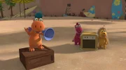 Kokosnuss versucht den unsinnigen Streit zu schlichten. Er schlägt ein Spiel um die Wahl der Plätze vor.