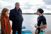 Nora (Loretta Stern, l.) und Jon (Frank Vockroth, M.) befragen den Verdächtigen Henning Freese (Joshua Grothe, r.), der mit dem Ermordeten einen Wakeboardclub betrieben hat.