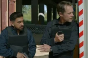 Malik (Zejhun Demirov, l.) und Mattes (Matthias Schloo, r.) unterstützen das LKA bei einem Scheingeschäft mit illegalen Waffen.