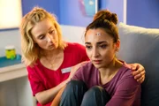 Mia Kunze (Antonia Döring, l.) tröstet Ava Edemir (Rona Özkan, r.), die sich nach dem Brand große Sorgen um ihren Freund macht.