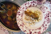 Für das klassische Hühnchenrezept werden zunächst Zwiebeln mit Paprikapulver angedünstet, bevor das Hühnerfleisch, frische Paprika und Tomaten hinzugefügt werden. Als Beilage gibt es selbst gemachte Nudeln.